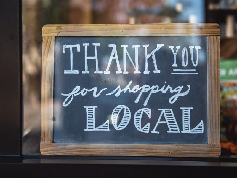 Ein Schild mit der Aufschrift "Thank you for shopping local"