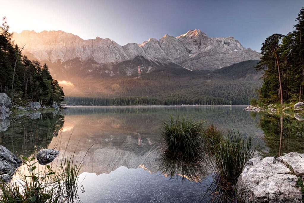 Blick auf die Zugspitze über dem Eibsee.