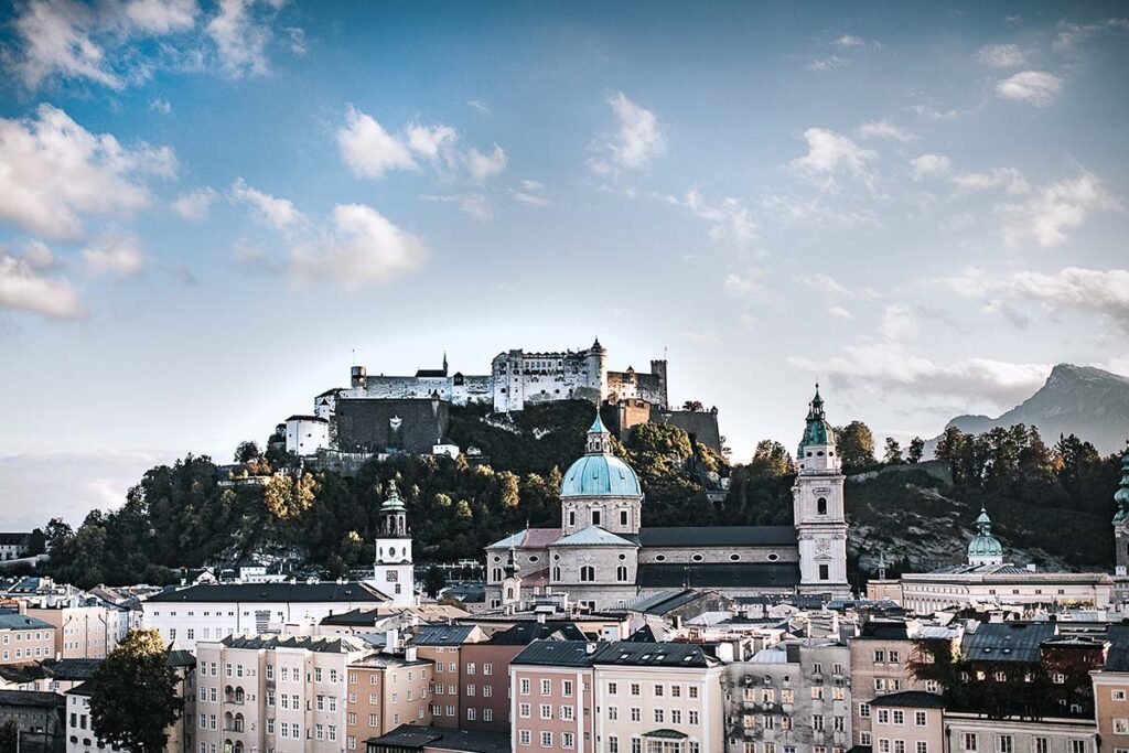 Die Festung Hohensalzburg ist über der Stadt zu sehen.