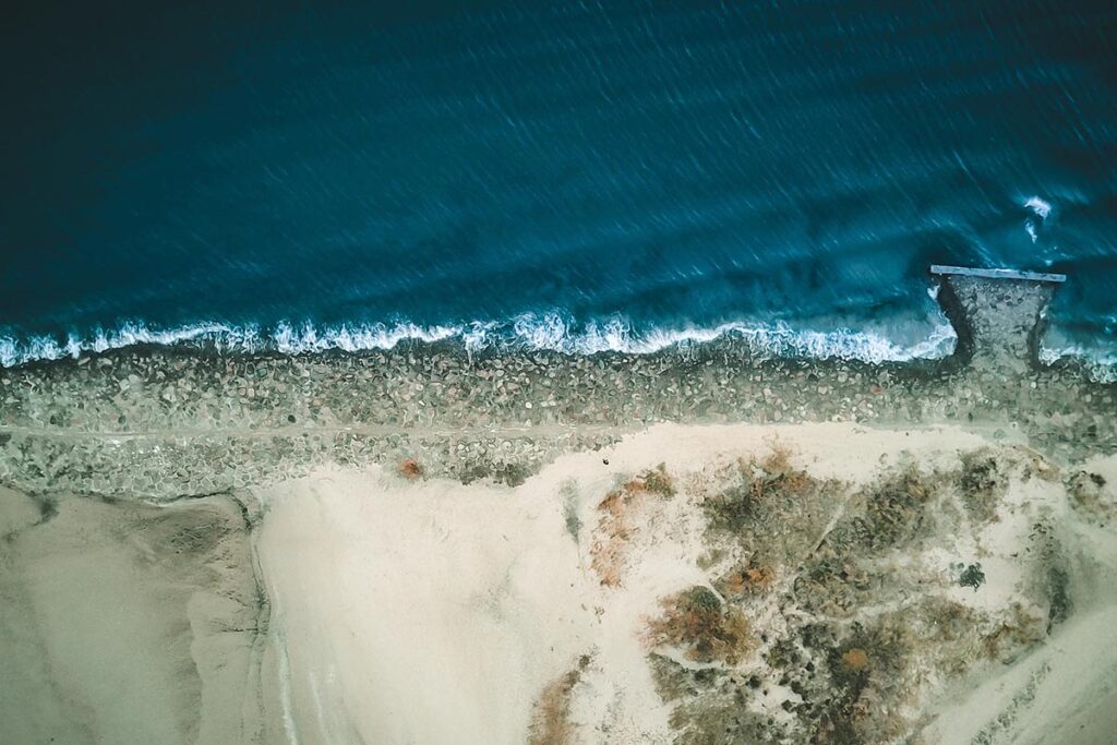 Die Küstenlinie von Swinemünde an der polnischen Ostsee.