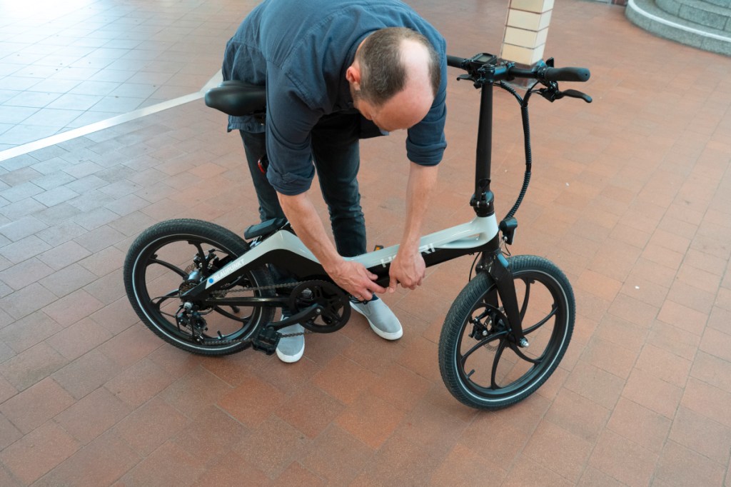 Zusammenklappen des Falt-E-Bikes