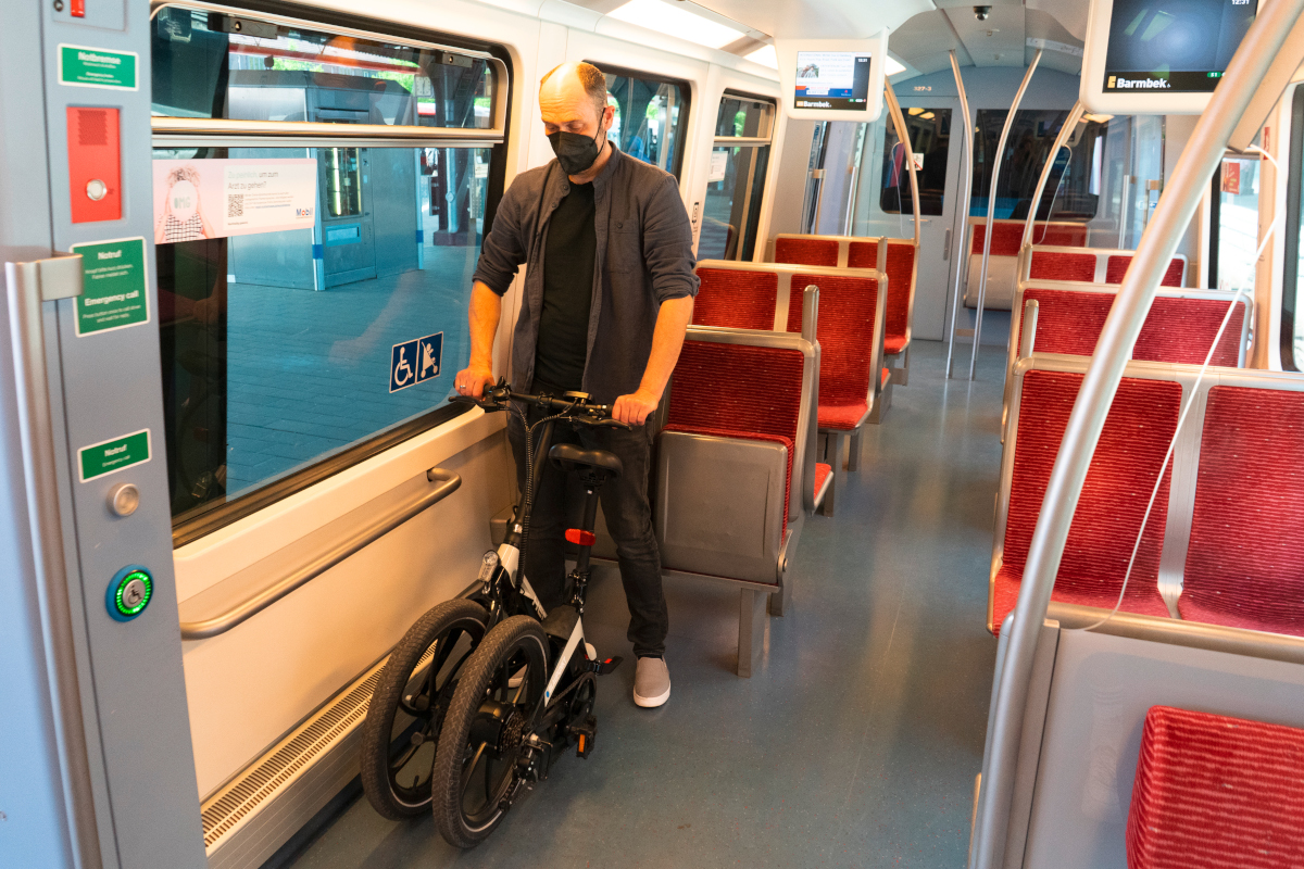 Bahnfahren mit Falt-E-Bike