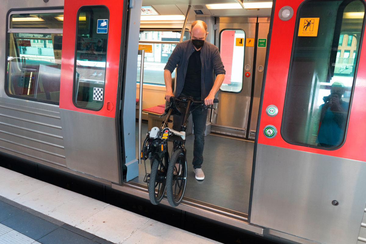 Faltrad lässt sich wie ein Trolley schieben