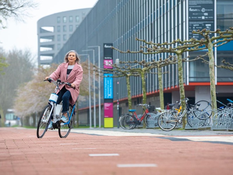 Frau fährt auf einem Fahrrad mit Lenkassistent