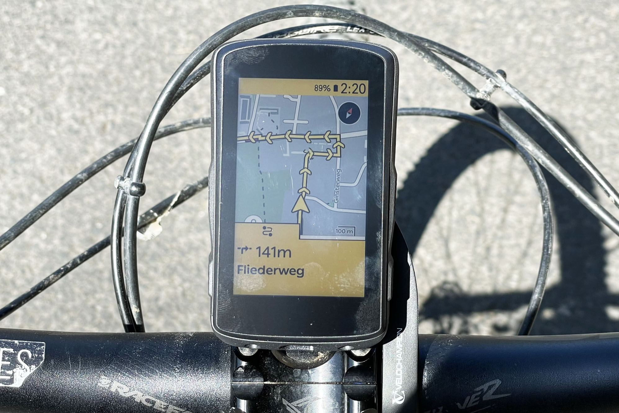 Eckiges dunkles Fahrrad-Navi zeigt Route an Lenker befestigt