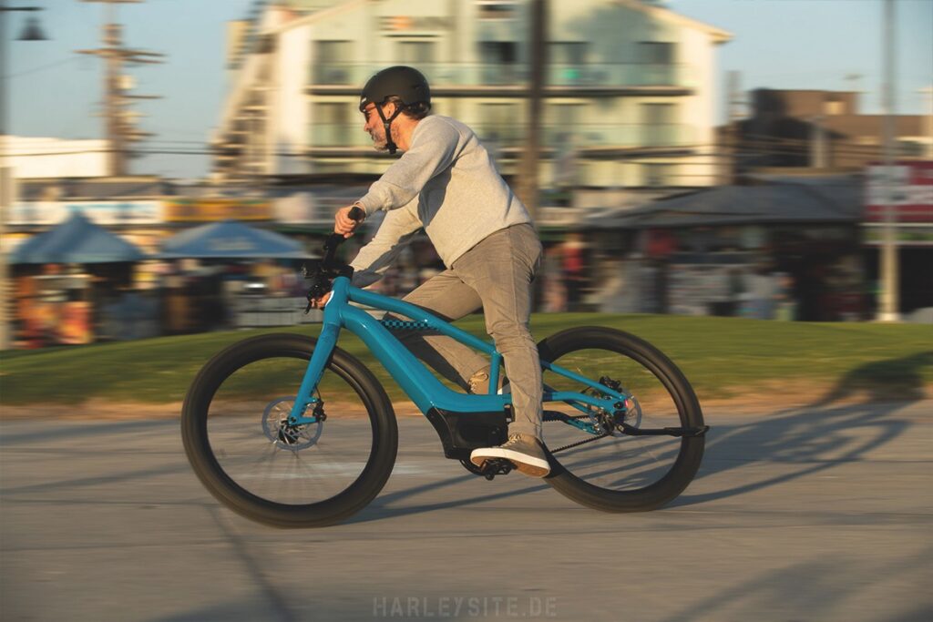 Mann fährt E-Bike in der Stadt