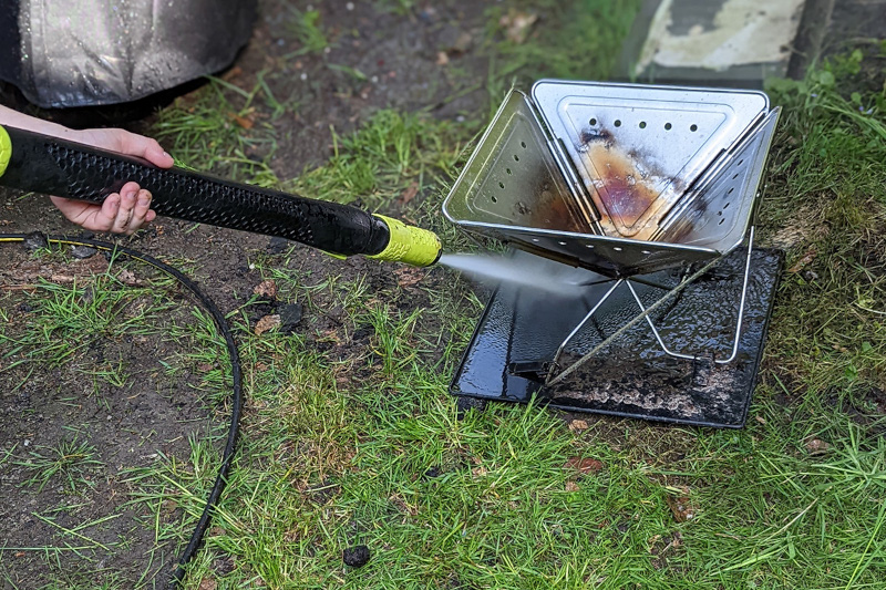 Hochdruckreiniger im Test auf silbernem Alugrill gerichtet