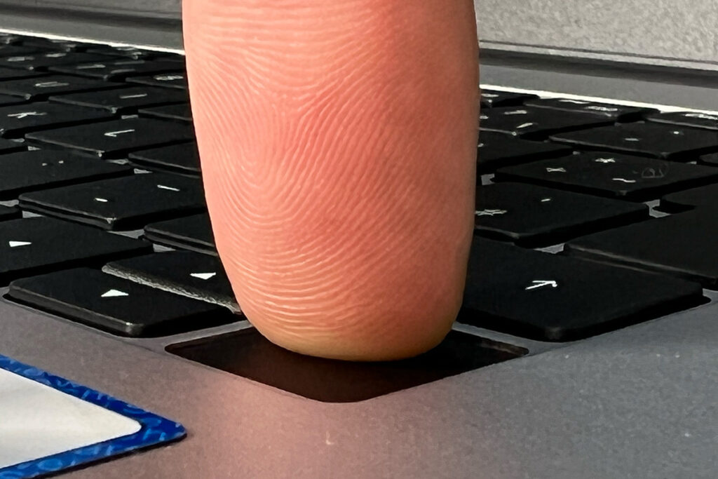 Einen Finger drückt auf die Tastatur