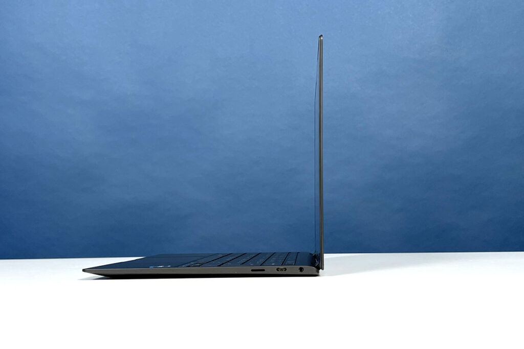 Samsung Galaxy Book2 Pro von der Seite betrachtet