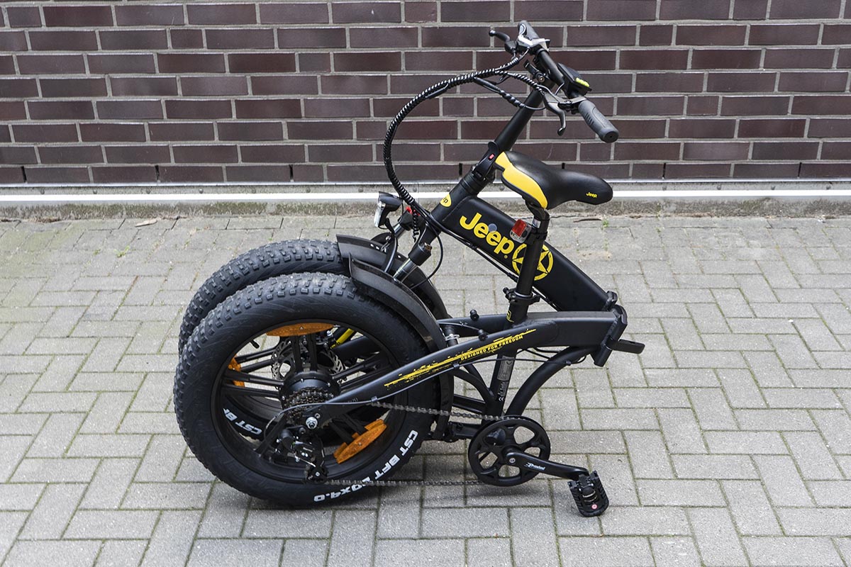 Klappbike von Jeep zusammengeklappt