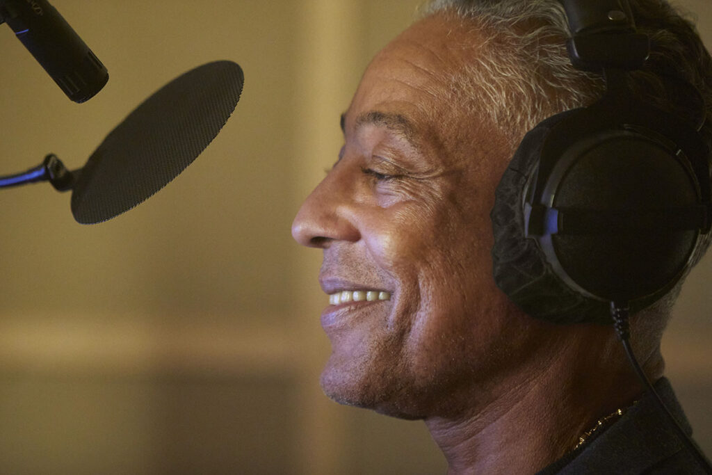 Schauspieler Giancarlo Esposito spricht in einem Tonstudio Texte ein.