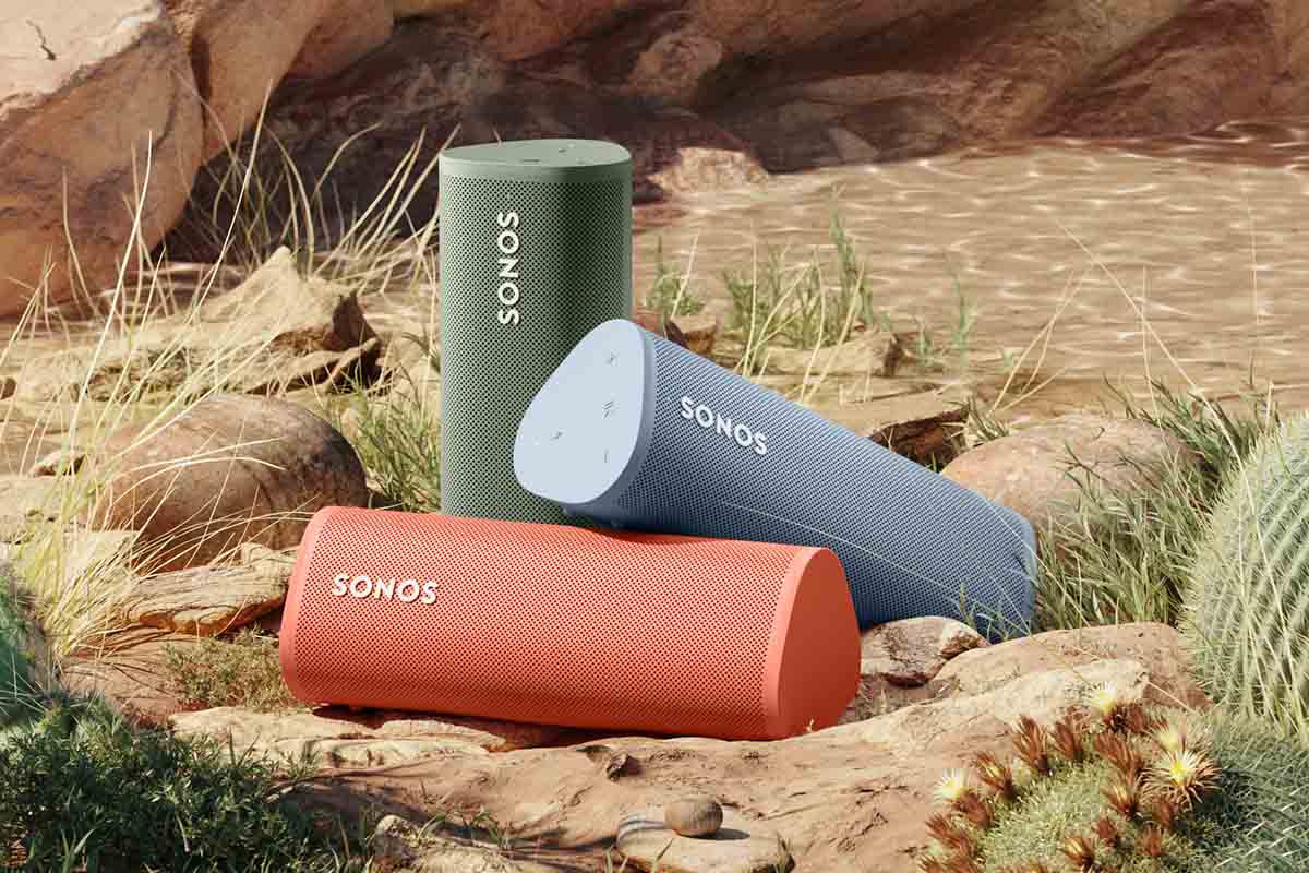 Drei Speaker von Sonos in den neuen bunten Farben liegen in einer Wüsten-Landschaft.