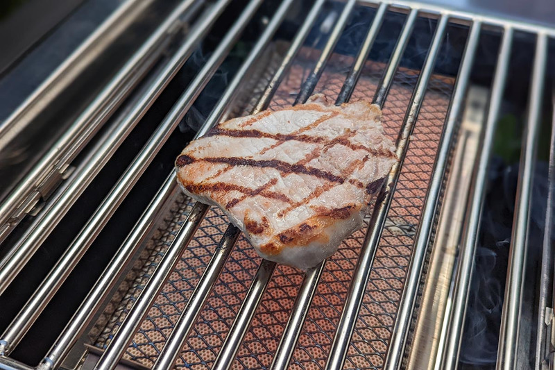 Gegrilltes Steak auf Grillrost