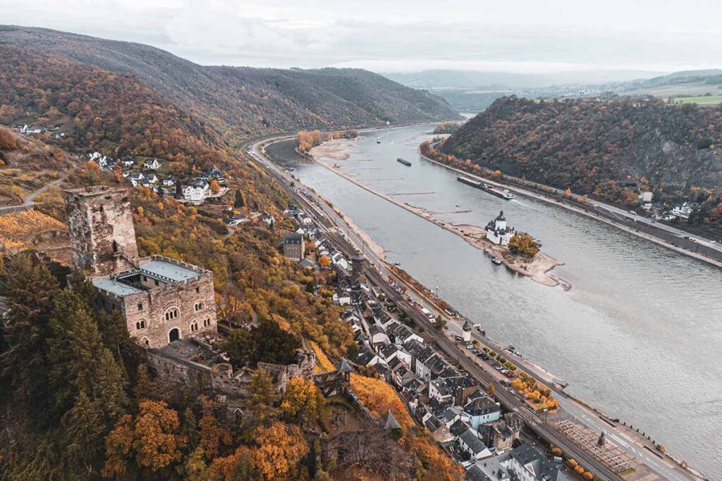 Rhein mit Burg Gutenfels und dem Schloss Pfalzgrafenstein.