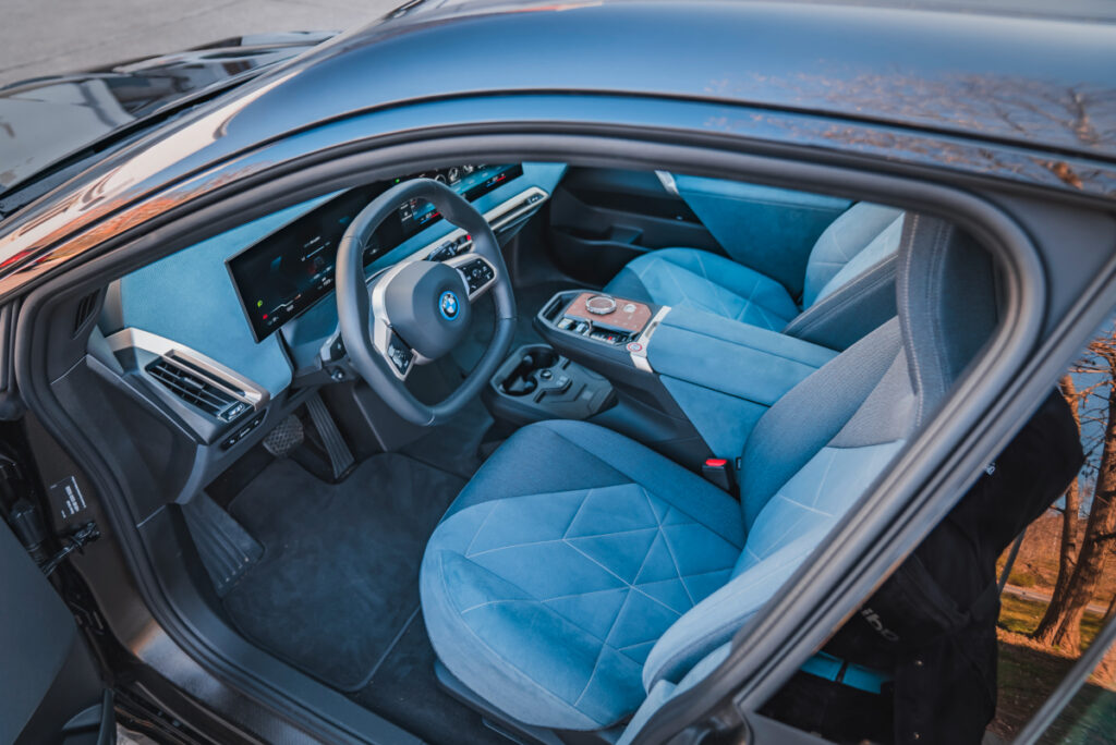 Blick auf den Fahrersitz des BMW iX