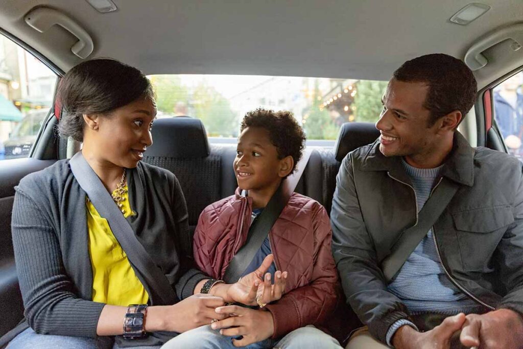 Eine Familie sitzt auf der Rückbank eines Uber Taxis.