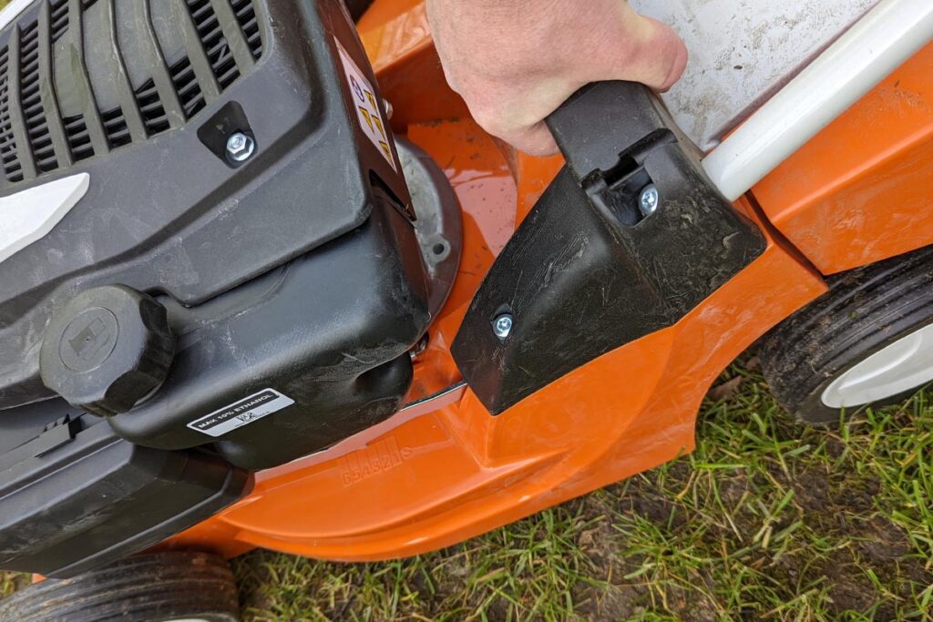 Detail orangener Stihl-Rasenmäher