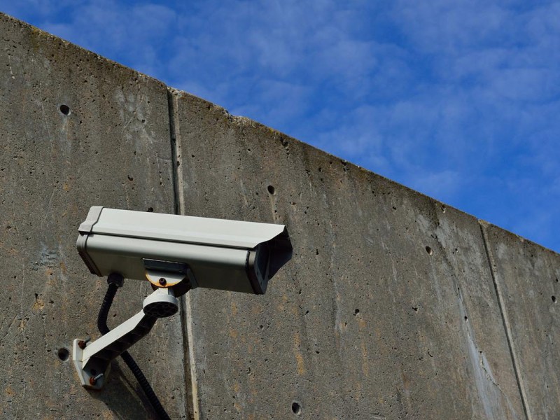 Überwachungskamera an Mauer