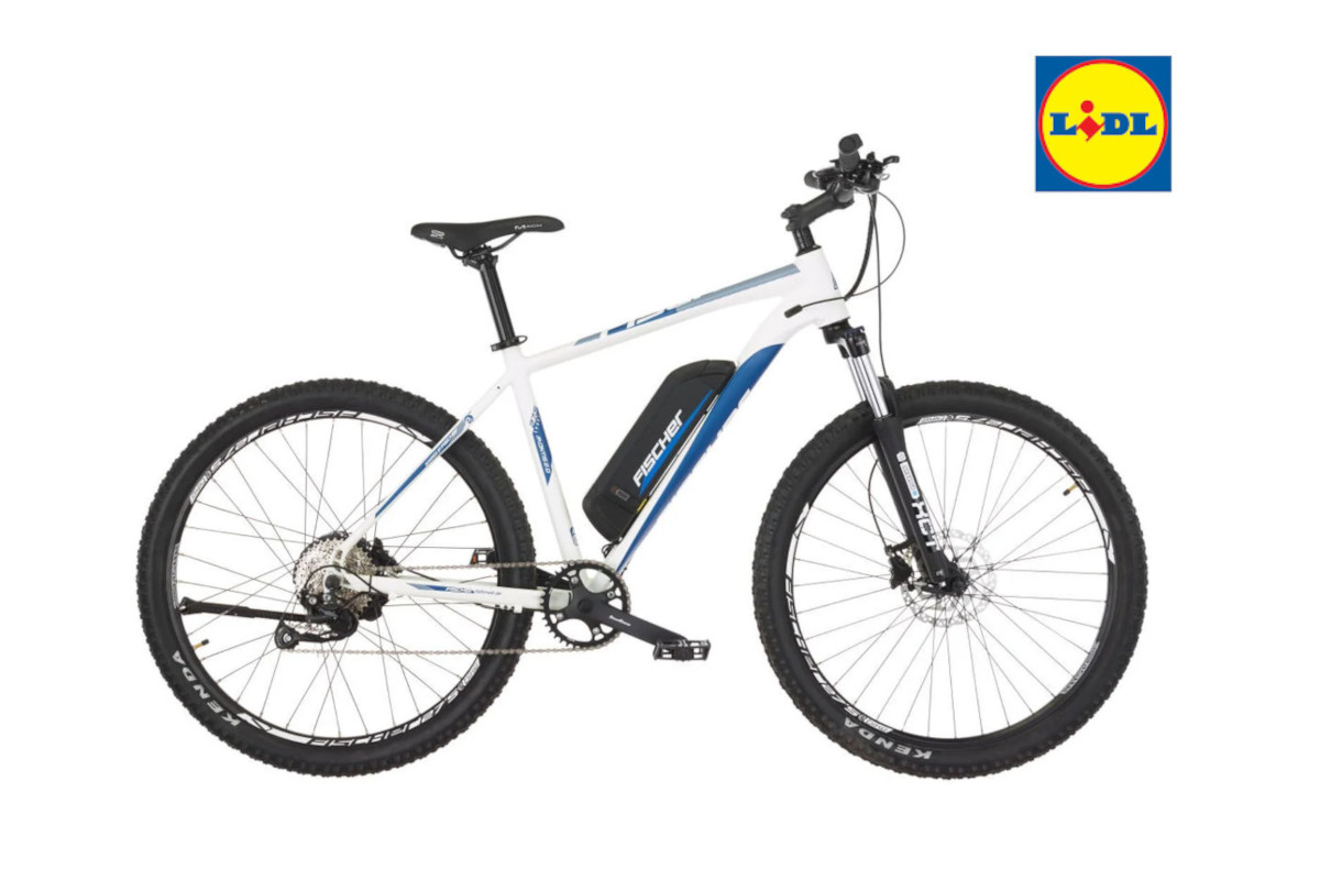 Weißes Fischer E-Mountainbike von der Seite auf weißem Hintergrund mit Lidl Logo rechts oben