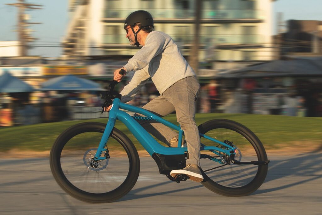 Mann fährt mit einem E-Bike eine scharfe Kurve in der Stadt