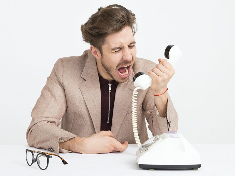 Genervter Mann am Telefon