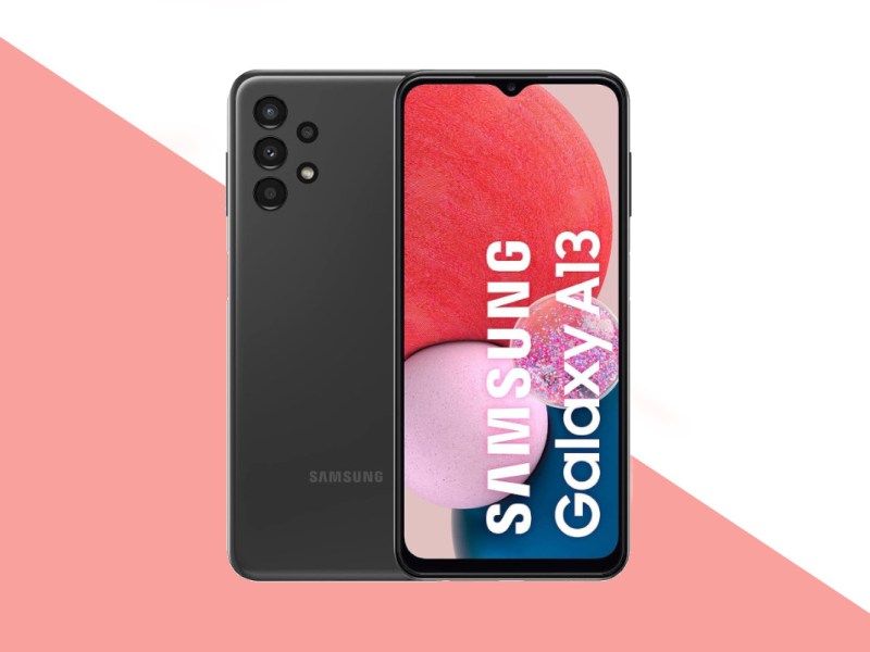 Schwarzes Samsung Galaxy A13 von vorne und hinten auf rosa weißem Hintergrund