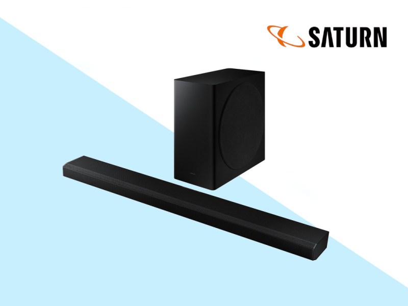 Schwarze Samsung-Soundbar schräg von vorne mit Subwoofer darüber auf hellblauen weißem Hintergrund mit Saturn Logo oben rechts