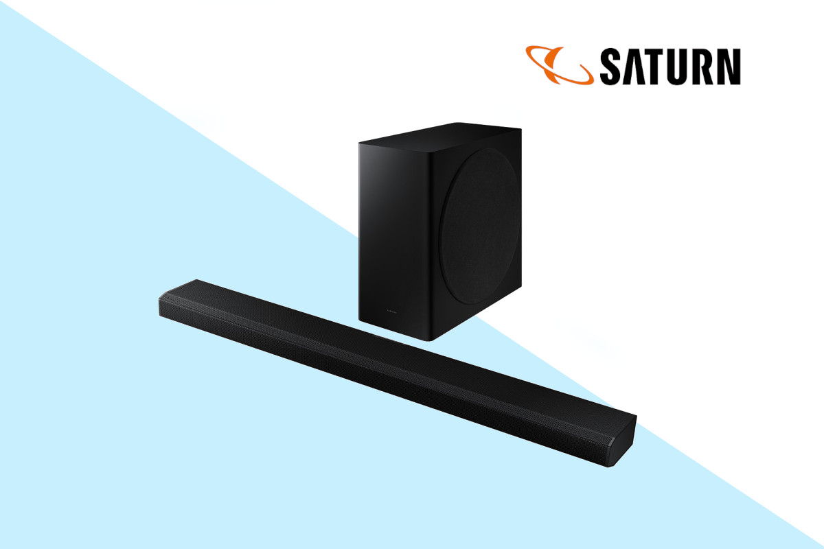 Schwarze Samsung-Soundbar schräg von vorne mit Subwoofer darüber auf hellblauen weißem Hintergrund mit Saturn Logo oben rechts