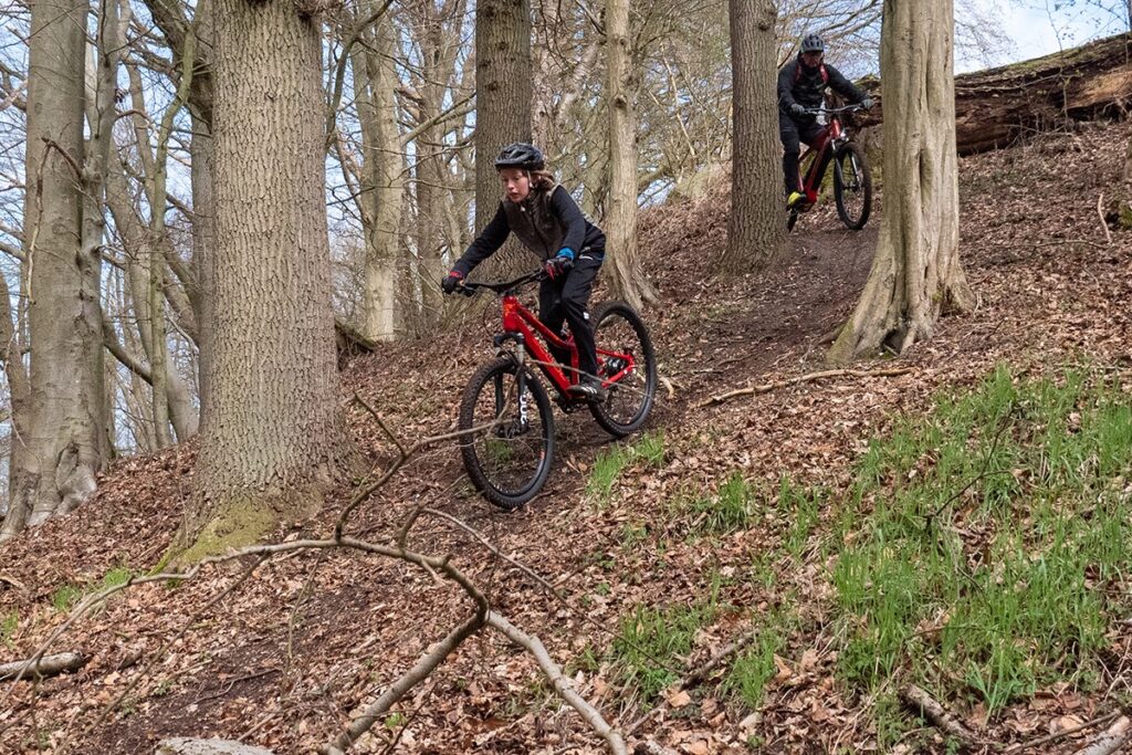 Kinder E-Mountainbike bei Abfahrt im Gelände