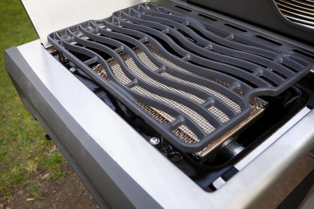 Detail silberner Grill mit dunklem Rost