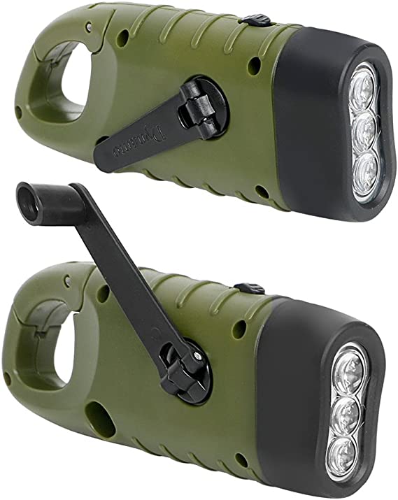 Grüne Taschenlampe mit schwarzer Kurbel von zwei unterschiedlichen Seiten untereinander auf weißem Hintergrund