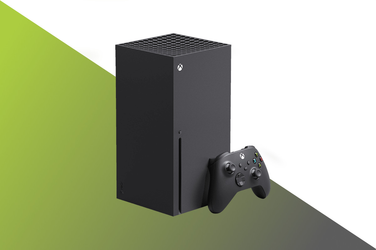 Schwarzer Xbox Series X schräg von der Seite mit schwarzem Controller daneben auf Grün weißem Hintergrund