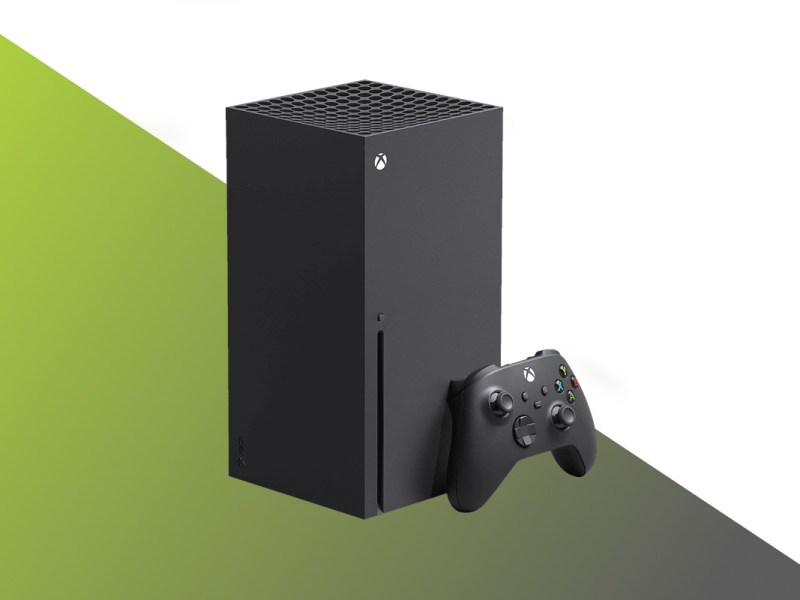 Schwarzer Xbox Series X schräg von der Seite mit schwarzem Controller daneben auf Grün weißem Hintergrund