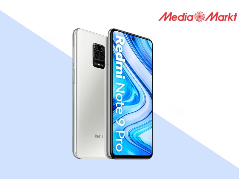 Redmi Note 9 Pro in Silber von vorne und hinten mit blauem Bildschirm auf hellblauem weißen Hintergrund mit Media Markt Logo rechts oben