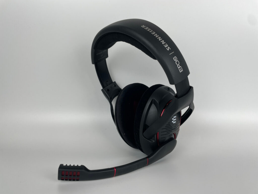 Schwarzes Gaming-Headset Epos Game one schräg von vorne auf grauem Hintergrund