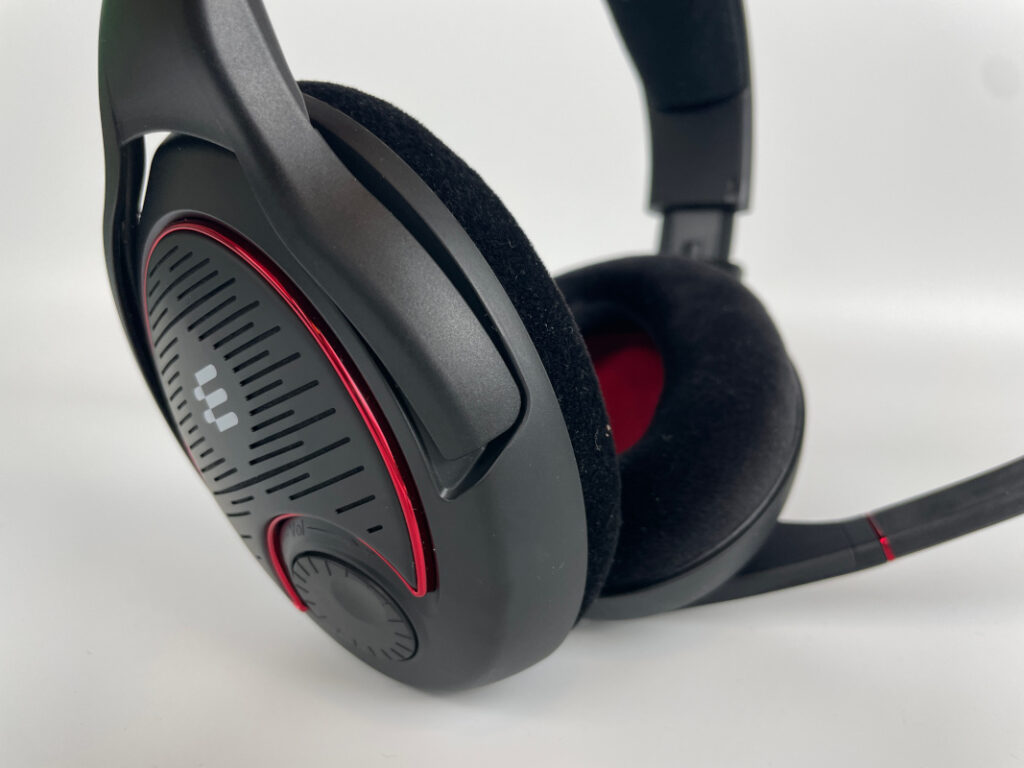 Detail von Ohrhörern von schwarzem Headset Epos Game One