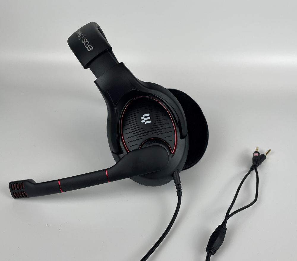 Schwarzes Headset Epos Game One von der Seite mit Kabel