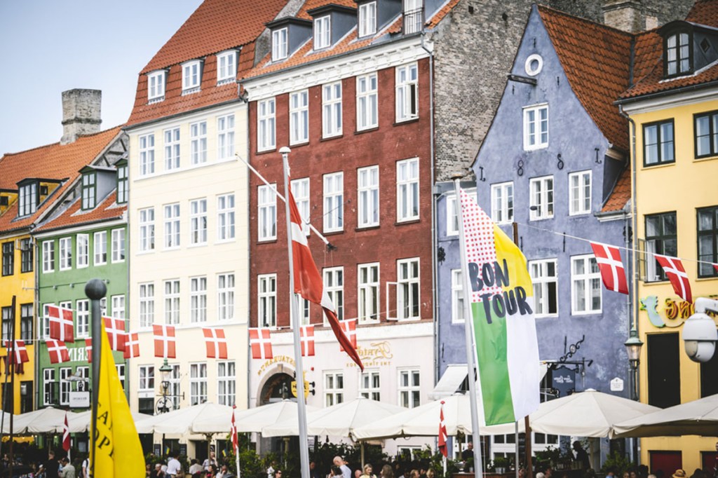 Kopenhagen in Dänemark ist Startpunkt der Tour de France 2022. Die Strassen der dänischen Hauptstadt sind mit Fahnen geschmückt.