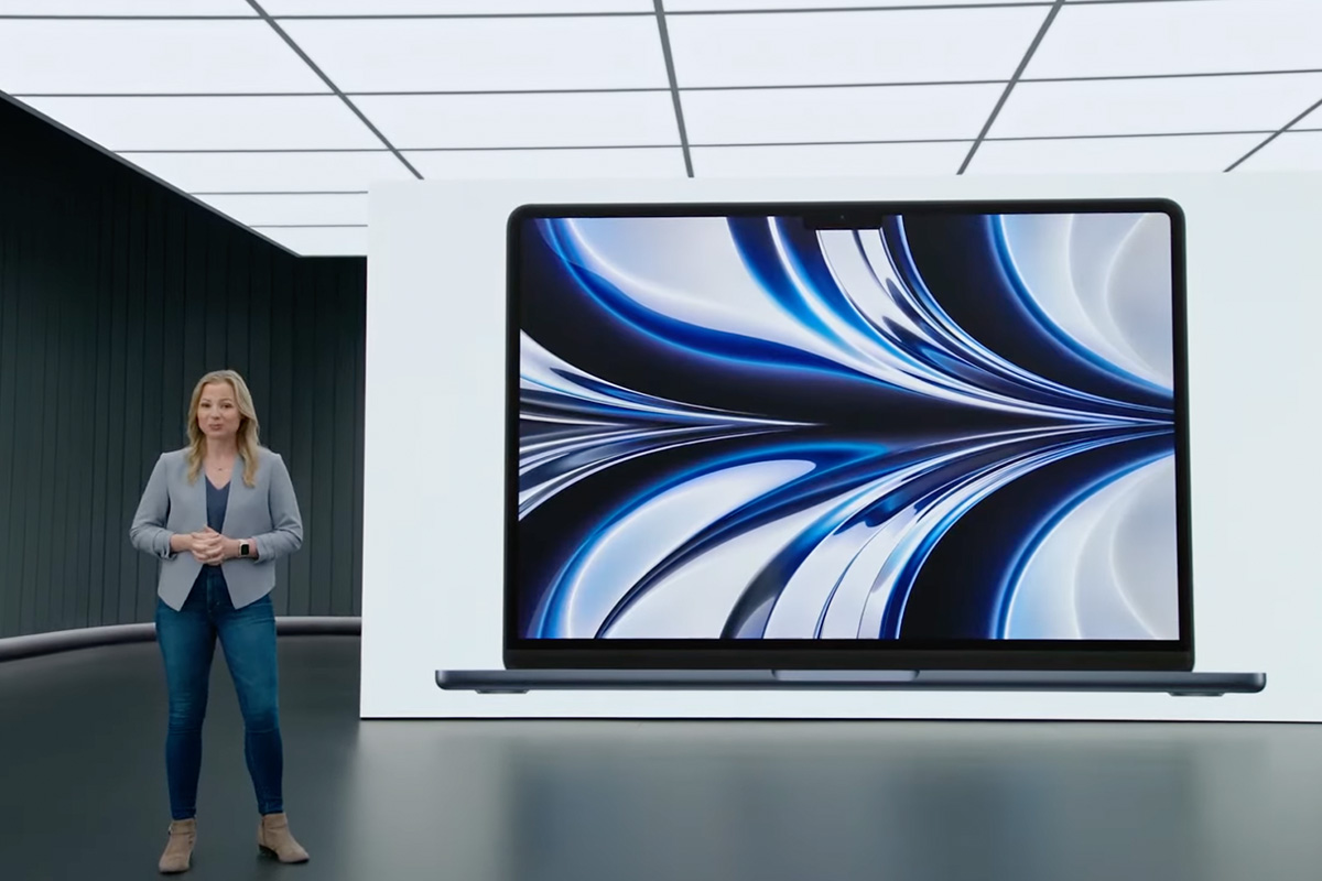 Eine Angestellte von Apple präsentiert das MacBook Air