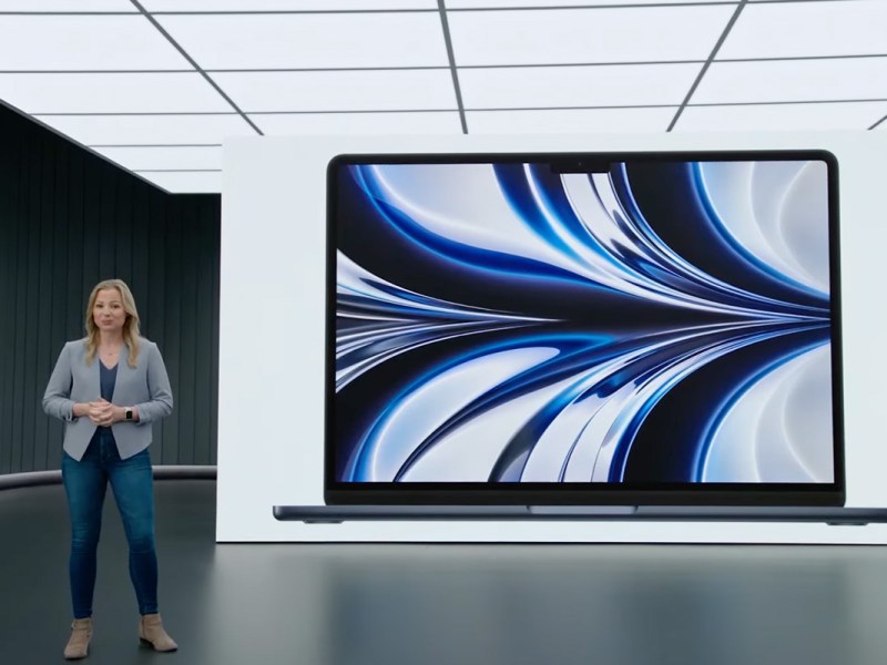 Eine Angestellte von Apple präsentiert das MacBook Air