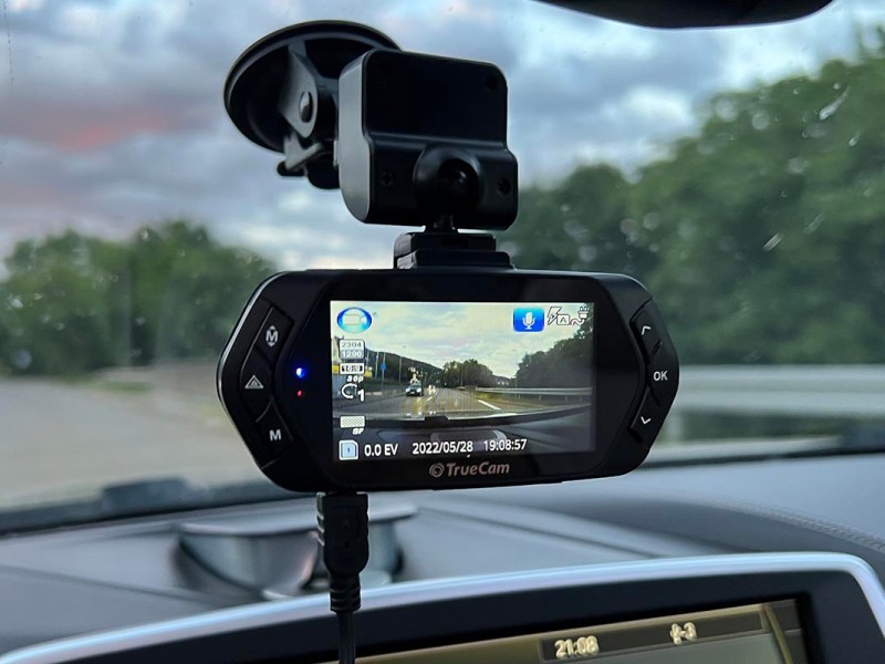 Schwarze Dashcam TrueCam A7s an Fensterscheibe