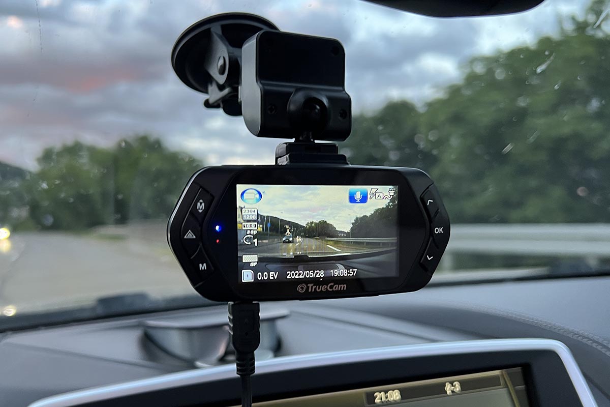 Schwarze Dashcam TrueCam A7s an Fensterscheibe