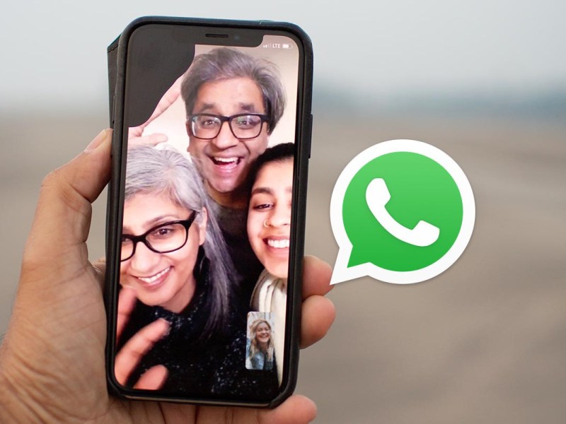 Ein Videocall auf einem Smartphone mit WhatsApp Logo
