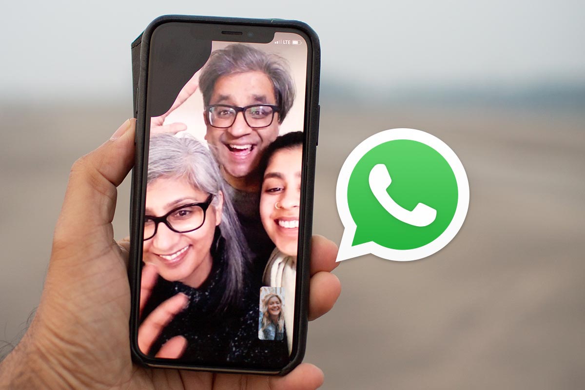 Ein Videocall auf einem Smartphone mit WhatsApp Logo
