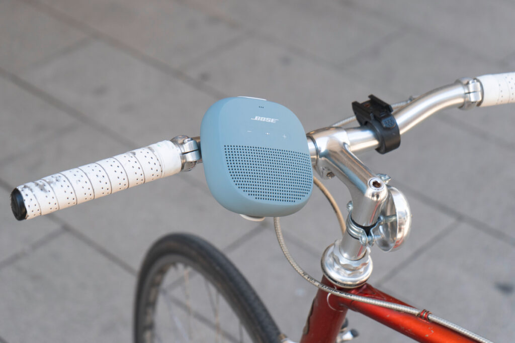 Hellblaue runde Bluetooth-Box am Fahrradlenker