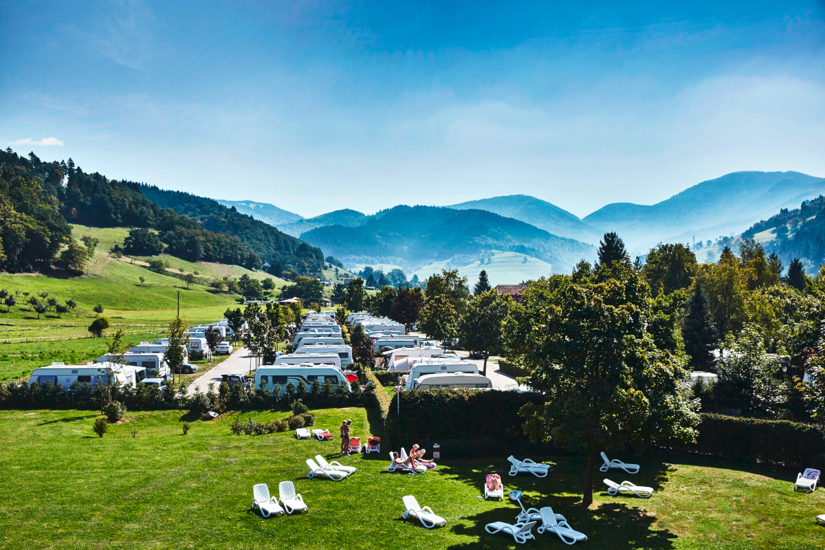Campingplatz Münstertal umgeben von Bergen