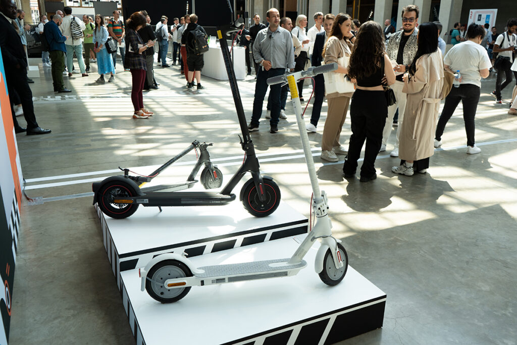 Zwei Scooter auf Ausstellung in Paris