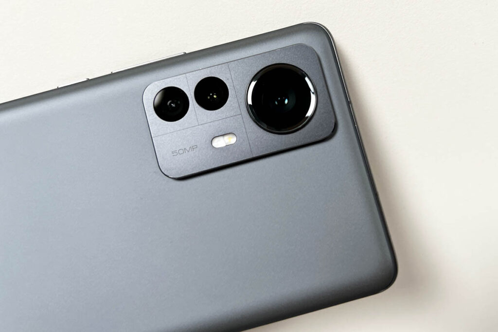 Xiaomi 12 Pro Rückseite mit drei Kameras