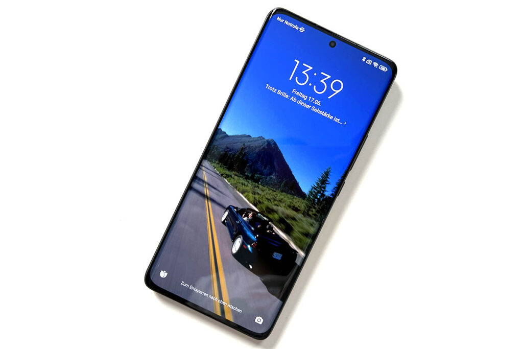 Xiaomi 12 Pro frontal mit Blick auf das Display