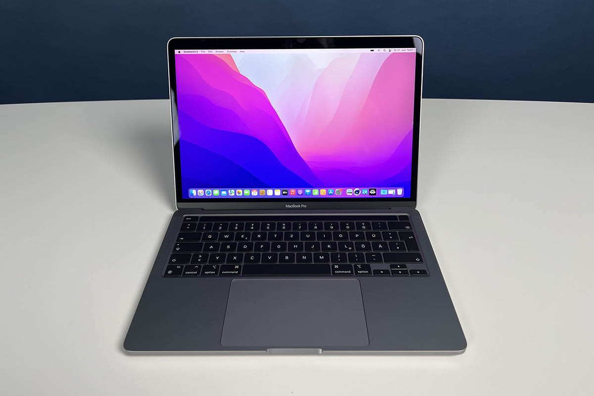 MacBook Pro aufgeklappt frontal